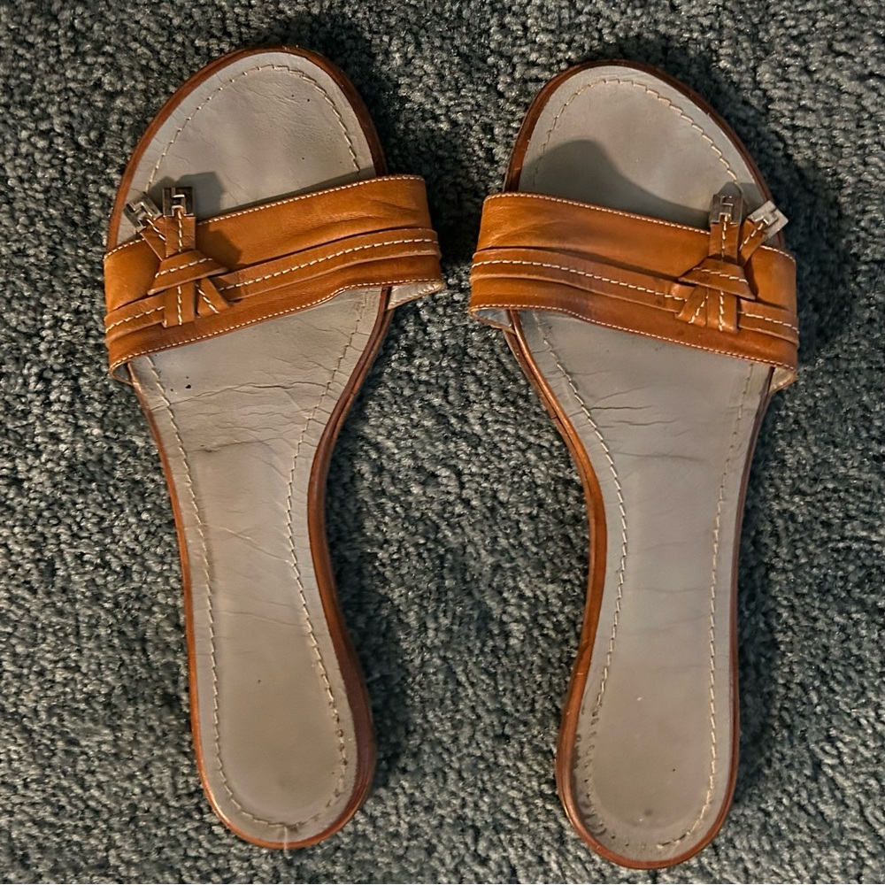 LEATHER FLAT SANDALS